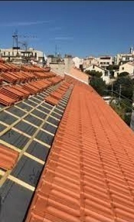 🏠 Rénovation complète de toiture à Jouarre (77) Dépose de l’ancienne couverture, amélioration de l’isolation, pose d’un écran sous-toiture HPV, réalisation du contre-lattage et du lattage, puis pose de la nouvelle couverture. Chaque étape est réalisée avec soin afin d’assurer une toiture durable, étanche et correctement protégée.