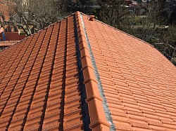 🏠 Rénovation complète d’une toiture en tuiles à Jouarre (77) Rénovation complète de cette toiture en tuiles avec une attention particulière portée à l’étanchéité, à la solidité de la couverture et à la qualité des finitions.