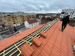 Rénovation complète de toiture avec pose d'un écran sous-toiture, contre-lattage, lattage et préparation avant la pose des tuiles. Travaux réalisés par Couvreur Clement Toiture 77 en Seine-et-Marne (77) pour garantir une toiture étanche, durable et de qualité.