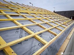 🏠 Isolation de toiture à Jouarre (77)  Pose d’un isolant entre les chevrons lors de la rénovation de cette toiture, avant la mise en place de l’écran sous-toiture et de la couverture.  Cette étape contribue à améliorer l’isolation thermique et le confort de l’habitation tout en préparant la toiture pour la suite des travaux.  📍 Chantier réalisé à Jouarre (77) par Couvreur Clement Toiture 77.