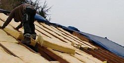 Pose d'une isolation de toiture entre les chevrons afin d'améliorer les performances thermiques, le confort de l'habitation et les économies d'énergie. Travaux réalisés avec soin par Couvreur Clement Toiture 77 en Seine-et-Marne (77) avant la pose de la couverture.